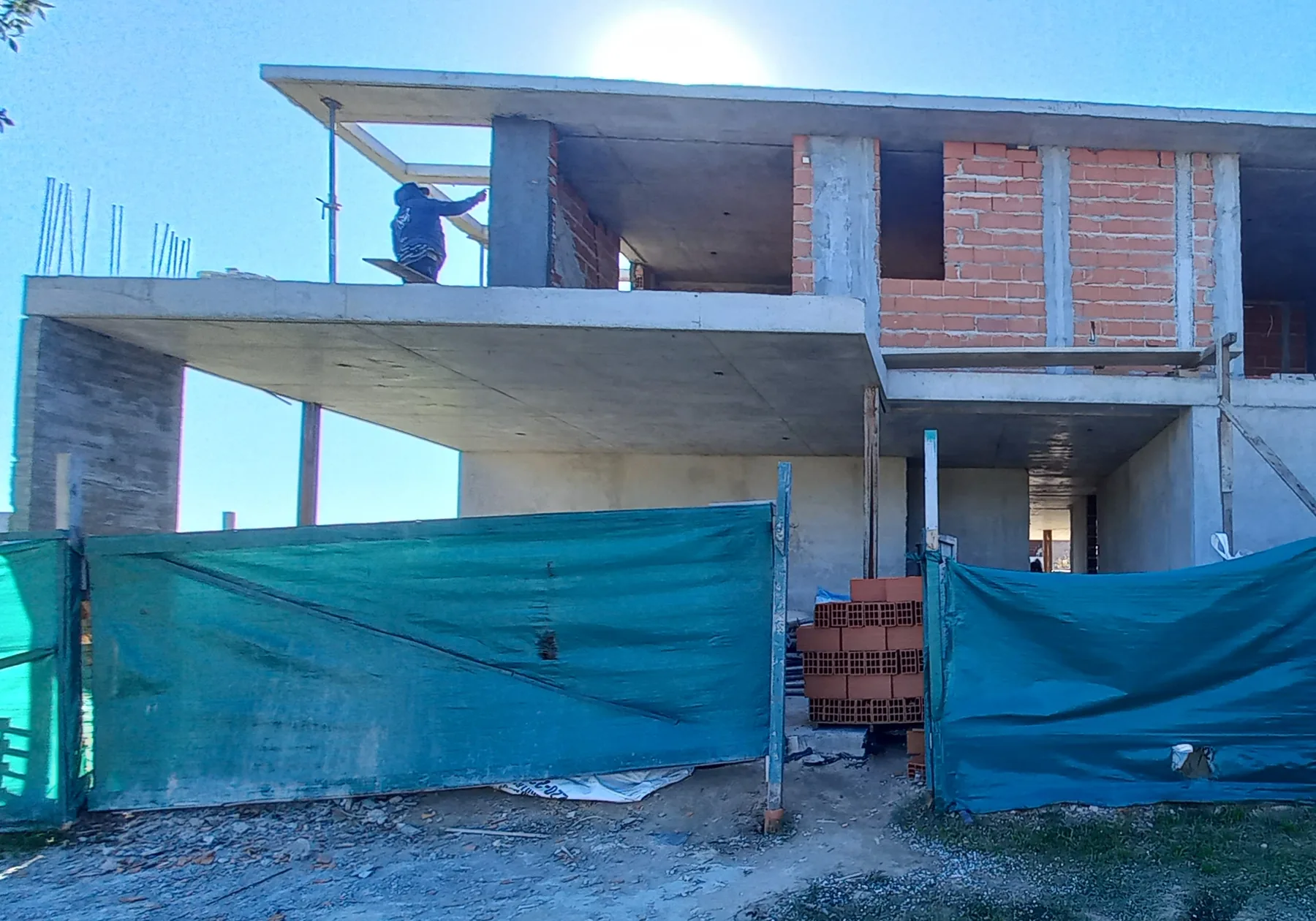 Vivienda unifamiliar en obra: estructura de hormigón, losas y mampostería a la vista